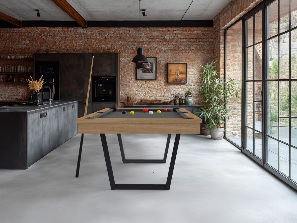 Billard VIVEO 210 aka EASY V avec jeu de 8 pool couleur de tissu gris foncé dans décor de style industriel aux briques rouges Billard VIVEO 210 aka EASY V avec jeu de 8 pool couleur de tissu gris foncé dans décor de style industriel aux briques rouges