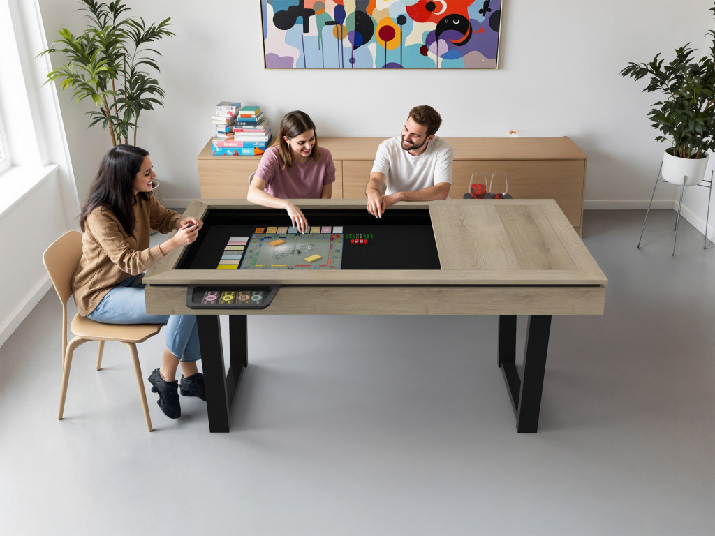 L'AdapTable URBAN - finition chêne nature classique - deux filles et un gars jouent au monopoly