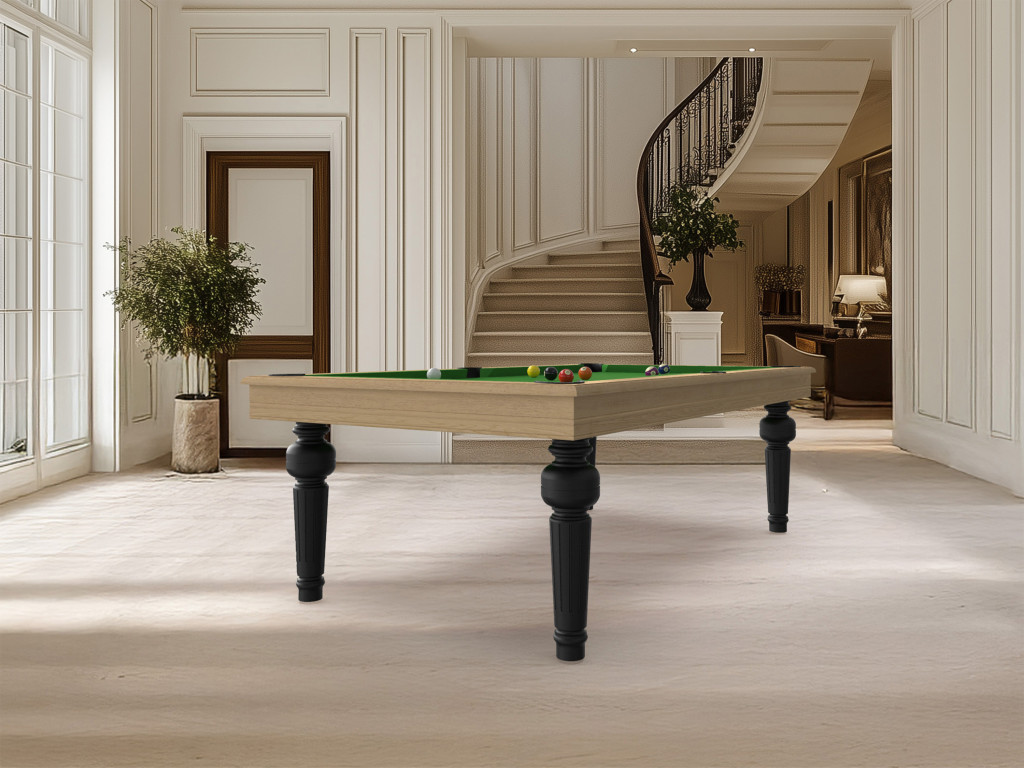 Le billard Castel en chene nature 2x  cadre avec pieds noirs laques et tapis vert pomme devant un escalier en spirale
