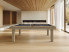 le billard COTTAGE F de la gamme EXCELLENCE en chene nature avec tapis gris ardoise placé face a une cheminée horizontale