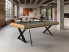 Billard Cross de la gamme Excellence en chene nature avec liseret noir et tapis gris fonce dans un loft avec tableaux rouges