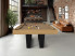 Billard Elegance en chene brosse avec pieds noirs et tapis taupe dans un loft brique avec canape en cuir