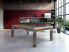 Billard New Tendance Table Inox - chêne nature, pieds inox, tapis gris foncé - cuisine en briques rouges et baies vitrées