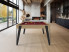 Billard X-Pure - chêne nature, pieds noirs, tapis noir - chalet moderne avec cheminée en béton et vue sur montagnes