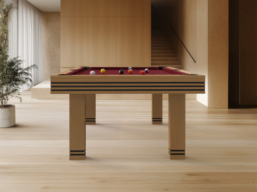 Billard Square Classic - chêne nature, liseré noir, tapis bordeaux - salon bois clair avec escalier minimaliste