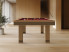 Billard Square Classic - chêne nature, liseré noir, tapis bordeaux - salon bois clair avec escalier minimaliste