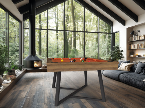 billard Altea en chêne vintage avec tapis orange et pieds gris anthracite, dans un chalet, cheminée  et vue sur la forêt.