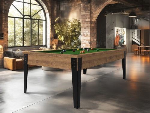 billard Factory Classic en chêne cognac avec tapis vert anglais et pieds noirs, dans un loft industriel ambiance artistique