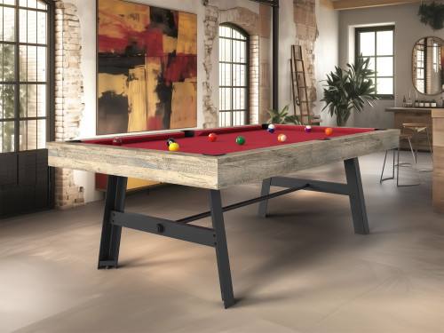 Billard Vintage en chêne oldtimer avec tapis rouge et pieds noirs, loft industriel avec murs en briques  et décoration