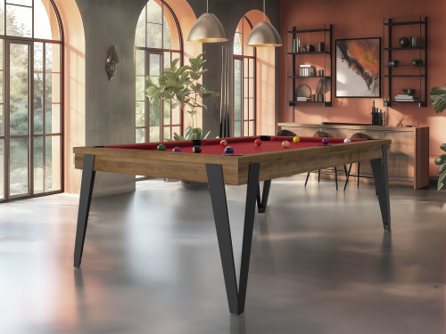Billard PURE avec cadre en chêne vintage, tapis rouge vibrant, pieds métal noir, dans un intérieur contemporain aux murs orange