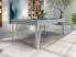 billard LIGHT en chêne blanchi veiné avec tapis bleu électrique et pieds blanc., intérieur minimaliste, atmosphère zen