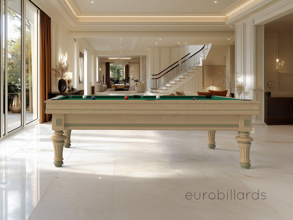 Billard Europrestige en chene nature avec details RAL 100 70 20 et tapis vert jaune avec salon en arriere plan Billard Europrestige en chene nature avec details RAL 100 70 20 et tapis vert jaune avec salon en arriere plan