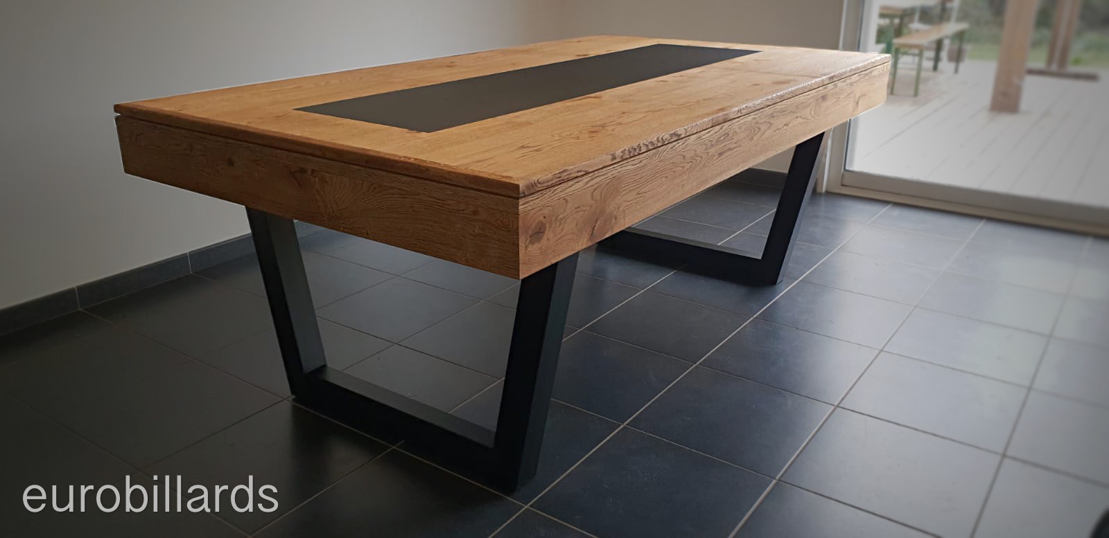 Billard Harmony-V transformé en table industriel par l'ajout d'un plateau LB finition chêne avec décor central noir assorti au 2 pieds métallique en forme de V Billard Harmony-V transformé en table industriel par l'ajout d'un plateau LB finition chêne avec décor central noir assorti au 2 pieds métallique en forme de V