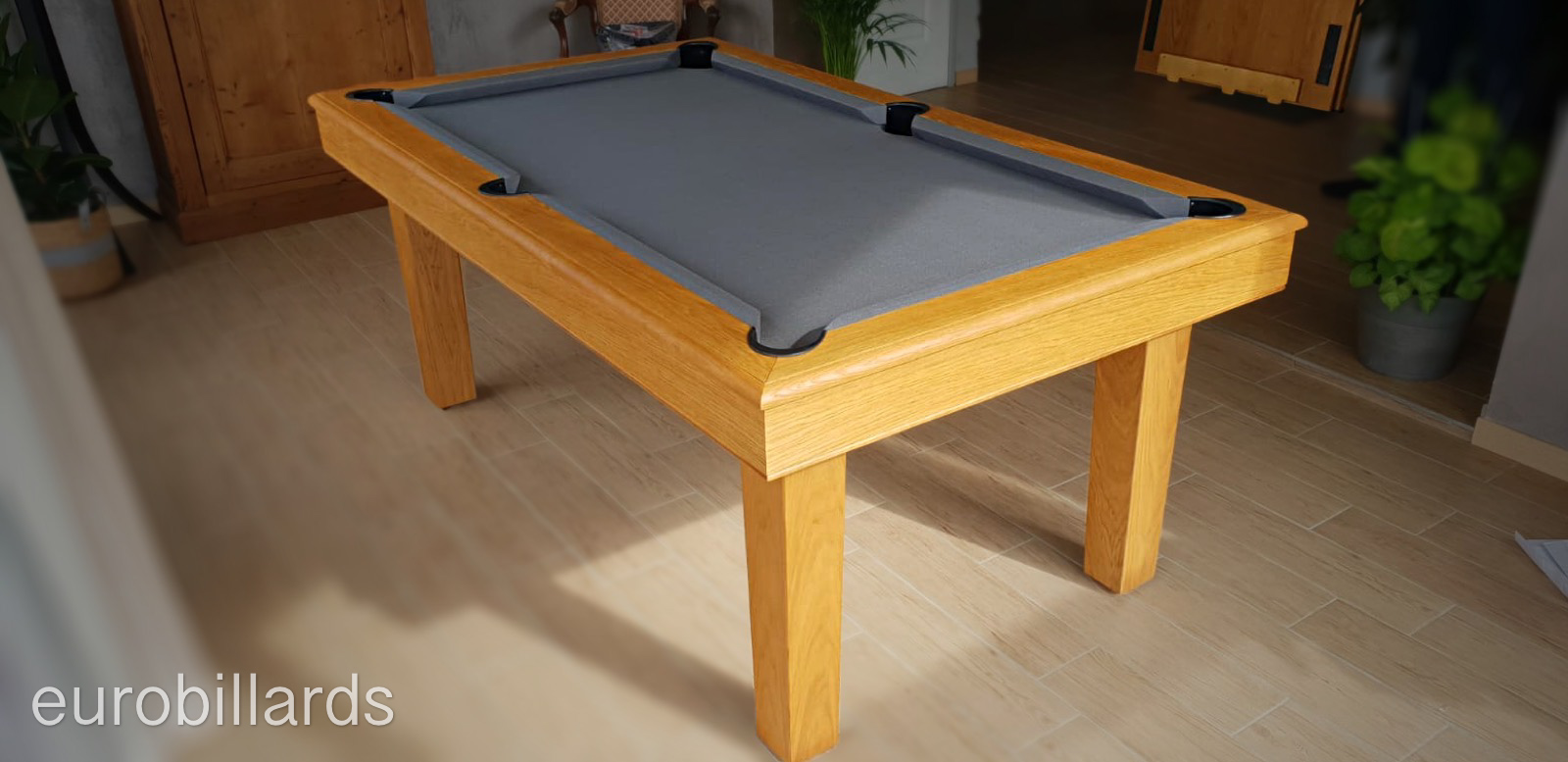 LIVING, un modèle historique de la grande marque de billard Eurobillard avec un jeu américain au tissu gris ardoise