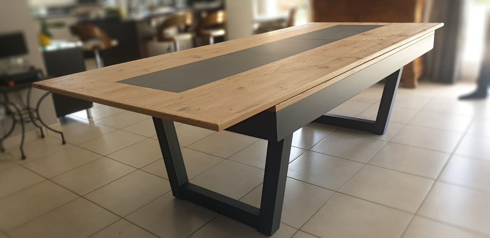 Billard de marque Eurobillards convertible en table en bois massif pouvant accuillir jusqu'à 13 convives. La finition bicolore chêne brossé naturel 2x du plateau LB au décor central gris ardoise alliée au gris anthracite sur les pieds facilite l'intégration du meuble au sein de cet intérieur aux couleurs noir et bois. Sympathique optimisation des volumes par le choix à l'achat du billard table avec la rallonge qui réduit l'encombrement au sol tout en promettant de belles rencontres. Merci Billard de marque Eurobillards convertible en table en bois massif pouvant accuillir jusqu'à 13 convives. La finition bicolore chêne brossé naturel 2x du plateau LB au décor central gris ardoise alliée au gris anthracite sur les pieds facilite l'intégration du meuble au sein de cet intérieur aux couleurs noir et bois. Sympathique optimisation des volumes par le choix à l'achat du billard table avec la rallonge qui réduit l'encombrement au sol tout en promettant de belles rencontres. Merci