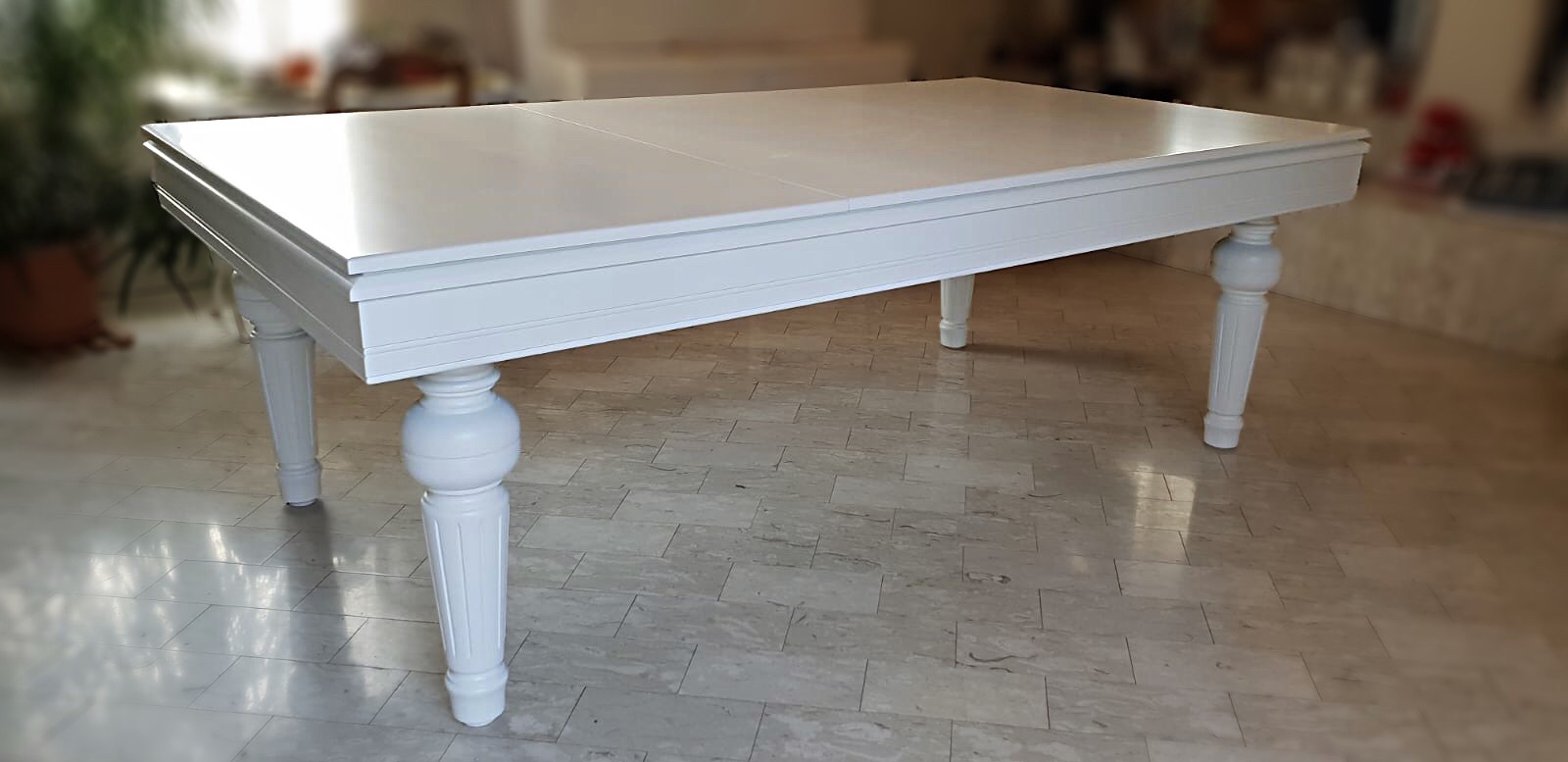 table blache rectangulaire de style classique avec pieds cannelés