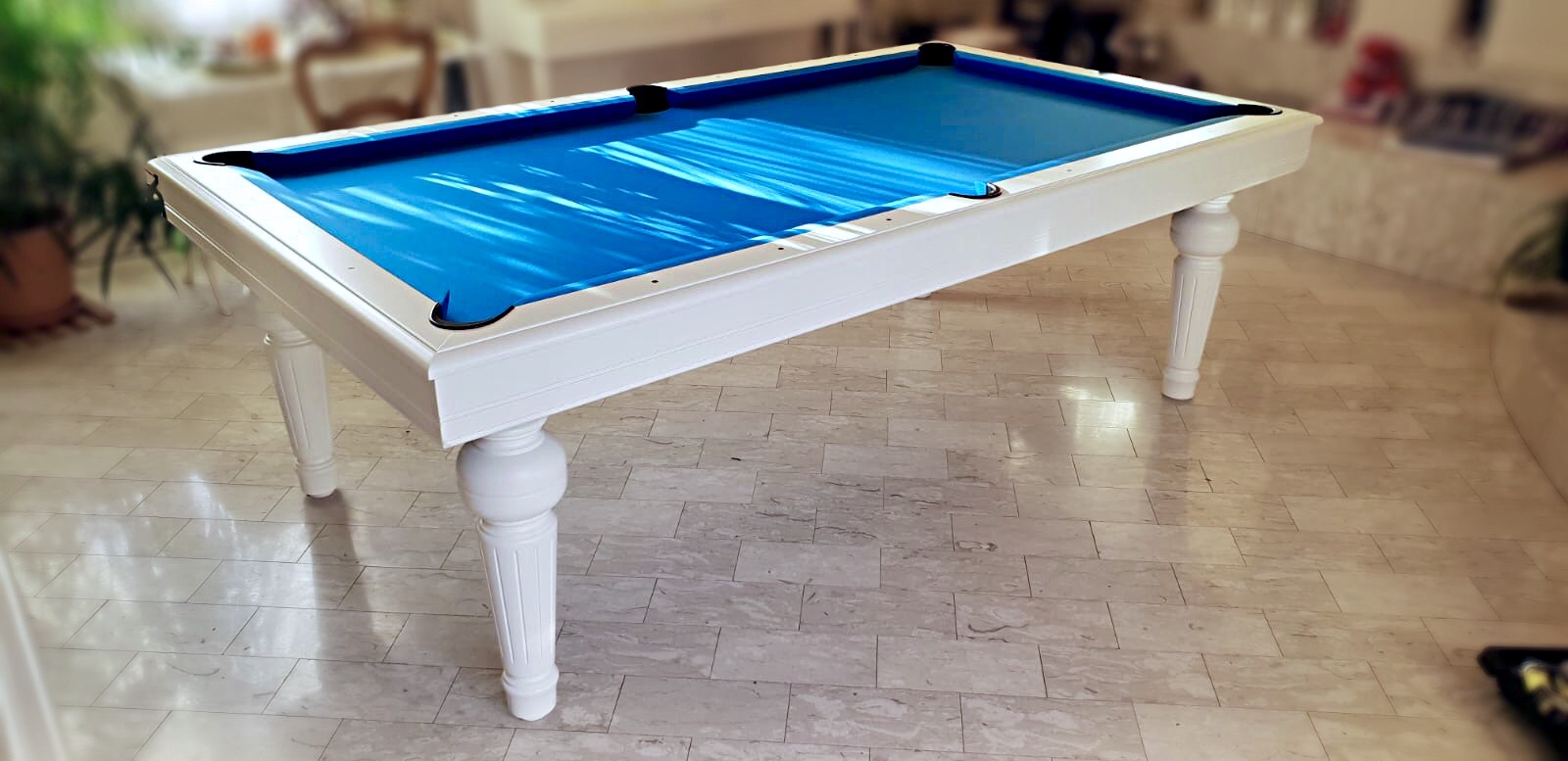 billard classsique blanc avec tissu bleu électrique Castel dans son bric a brac de la salle de jeu