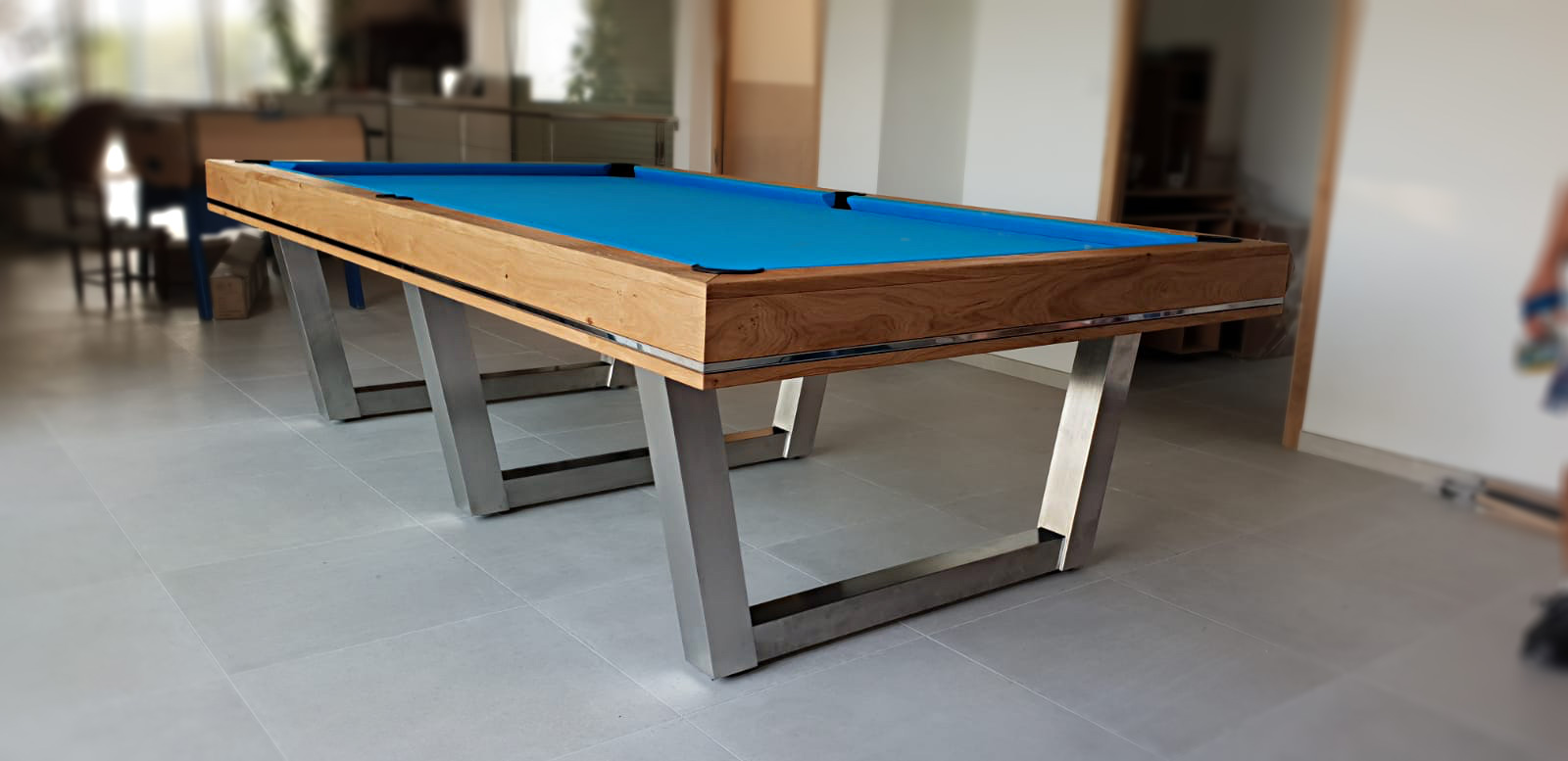 le cinquième élément sera l'amour du jeu plongé dans ce billard Harmony-V 280 à piétement et liseré inox sur une finition chêne brossé 1801 le cinquième élément sera l'amour du jeu plongé dans ce billard Harmony-V 280 à piétement et liseré inox sur une finition chêne brossé 1801