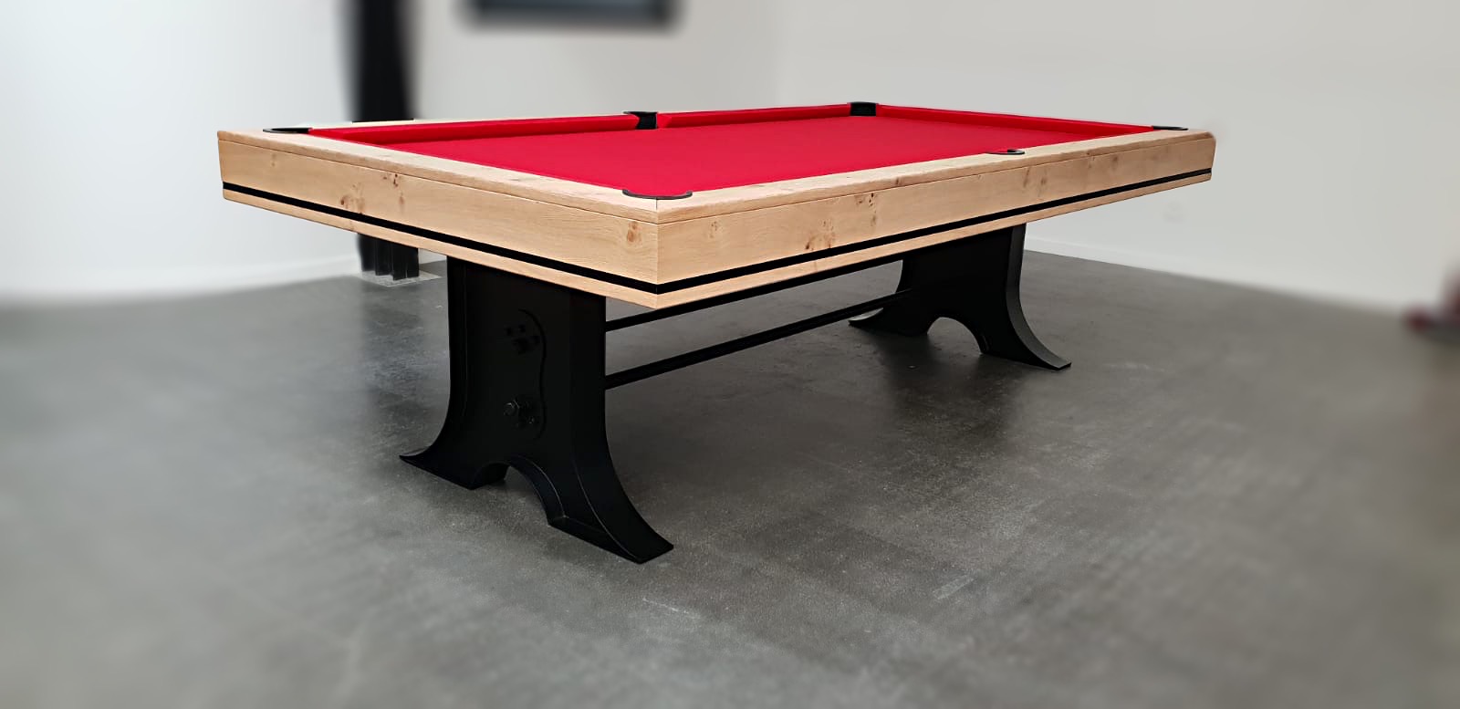 Billard atelier de style bobo industriel avec magnifique piétement métallique et liseré noirs qui habille le bois clair spécialement créer pour le clien d'après l'échantillon fourni.