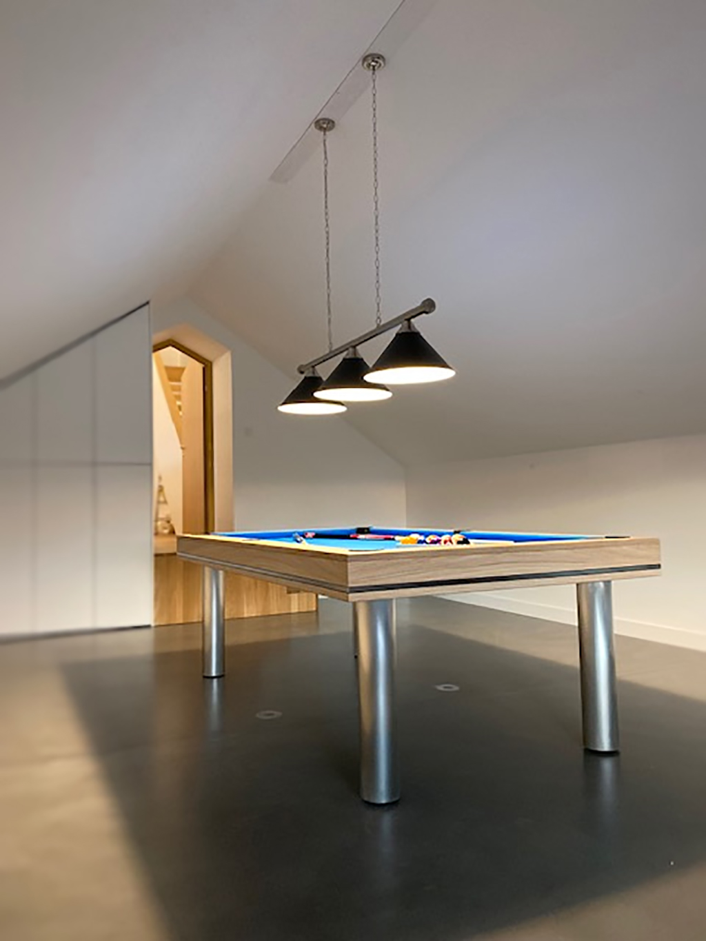 billard américain modèle Harmony-o avec pied et liseré en inox brossé sur cadre finition chêne naturel x2 avec 3 luminaures de billard noirs