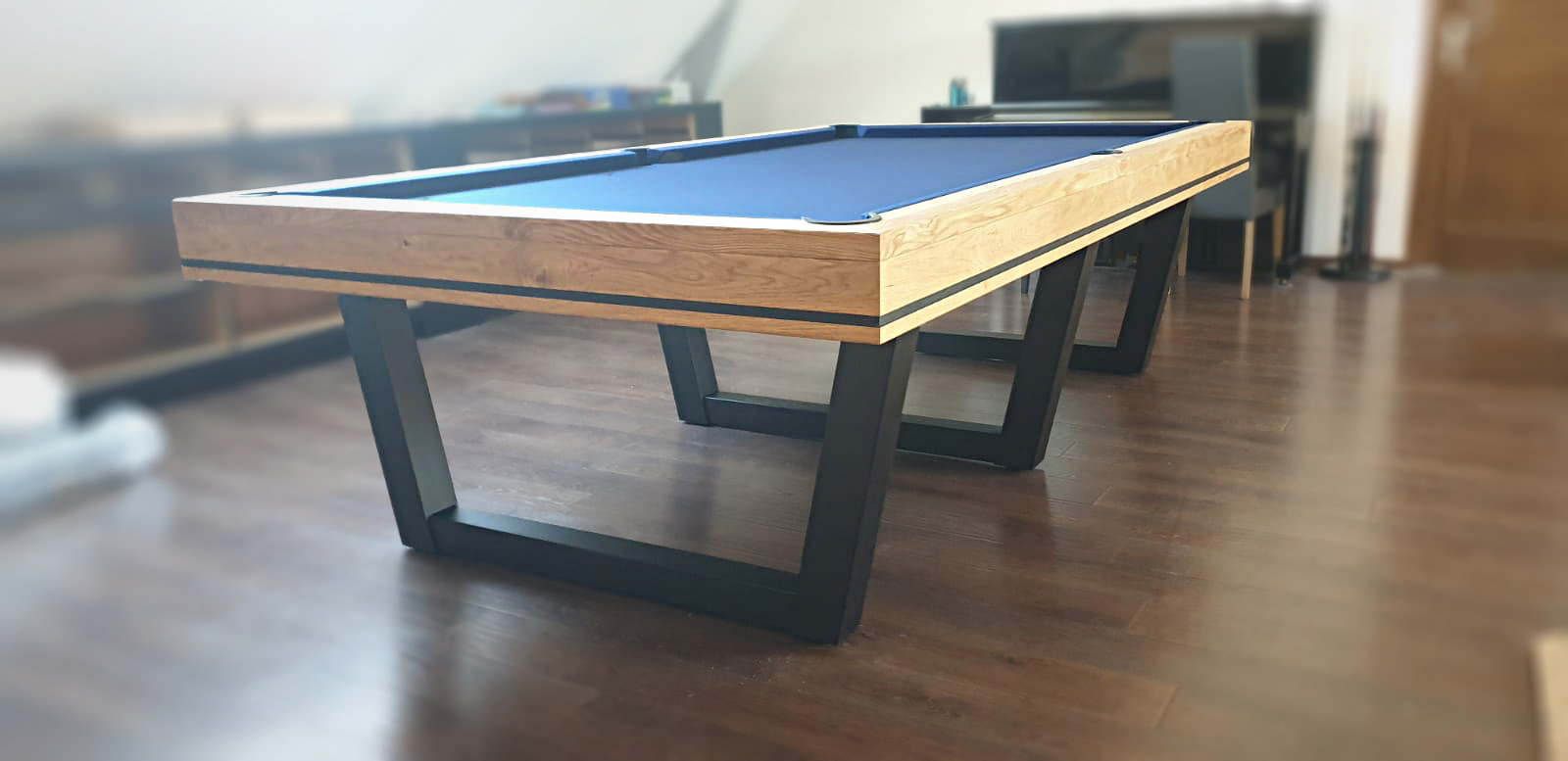 billard mixte américain-français au tapis de jeu bleu marine fabriqué en chêne brossé huilé rehaussé d'un liseré noir sur un piétement métallique noir en forme de V. billard mixte américain-français au tapis de jeu bleu marine fabriqué en chêne brossé huilé rehaussé d'un liseré noir sur un piétement métallique noir en forme de V.