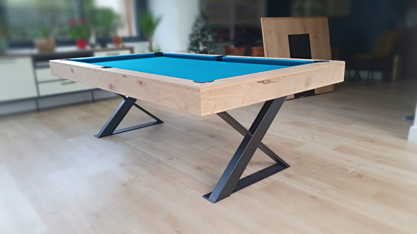 billard CROSS 230 avec tissu pleu pétrole sur finition chêne brossé naturel x2, pieds noirs plateau LB au fond billard CROSS 230 avec tissu pleu pétrole sur finition chêne brossé naturel x2, pieds noirs plateau LB au fond