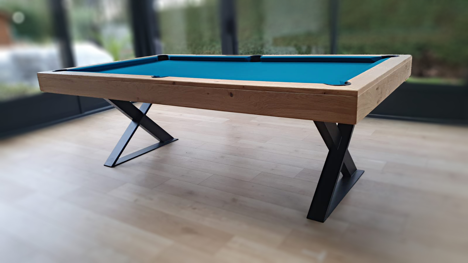 billard Cross 230 de style industriel au jeu tissu bleu pétrole sur chêne brossé naturel 2X et pieds noirs billard Cross 230 de style industriel au jeu tissu bleu pétrole sur chêne brossé naturel 2X et pieds noirs