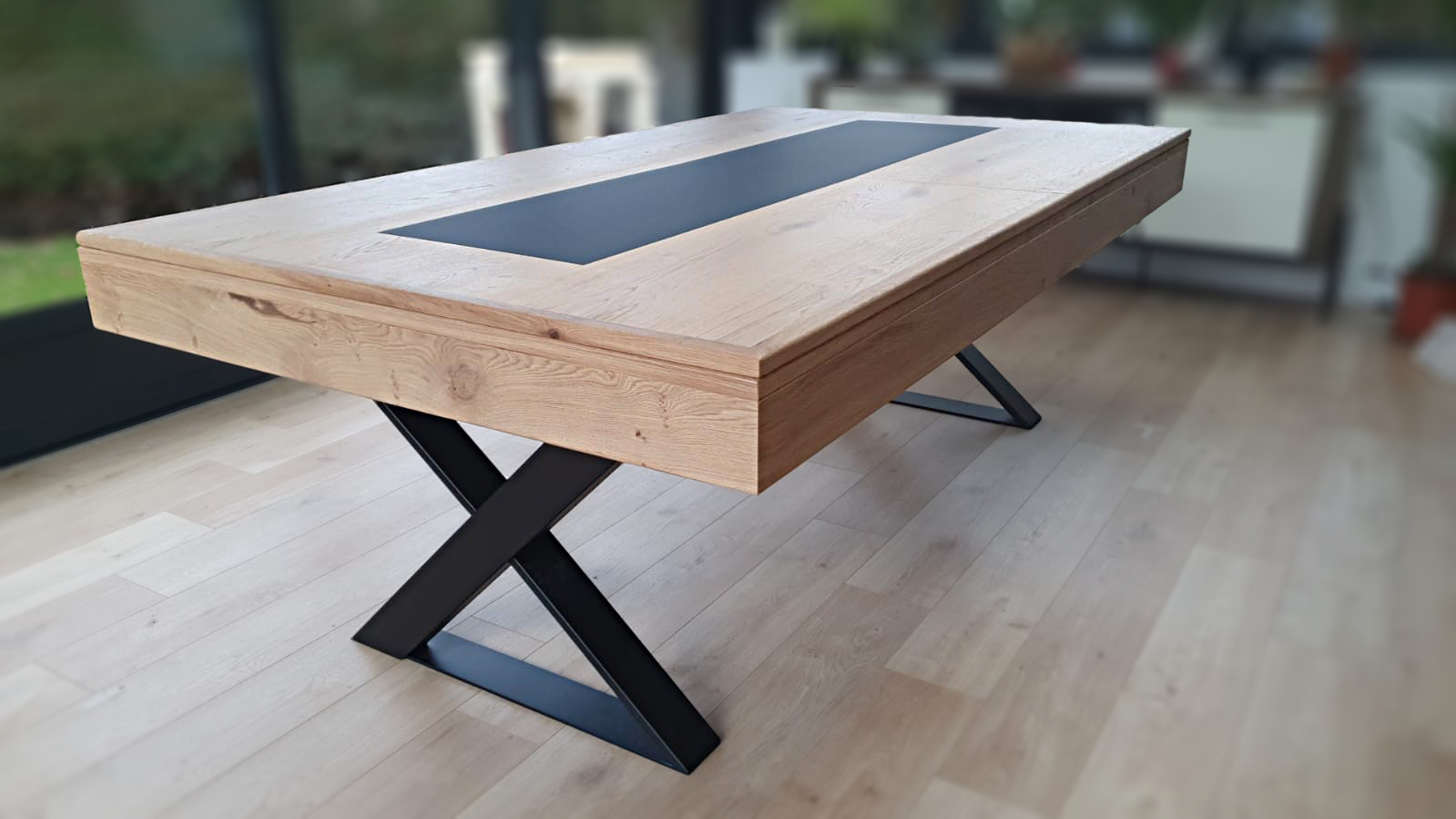 Billard Cross 230 transformé en table finition chêne naturel 2X avec piétement métallique noir et plateau table LB avec décoration centrale en stratifié nano noir Billard Cross 230 transformé en table finition chêne naturel 2X avec piétement métallique noir et plateau table LB avec décoration centrale en stratifié nano noir