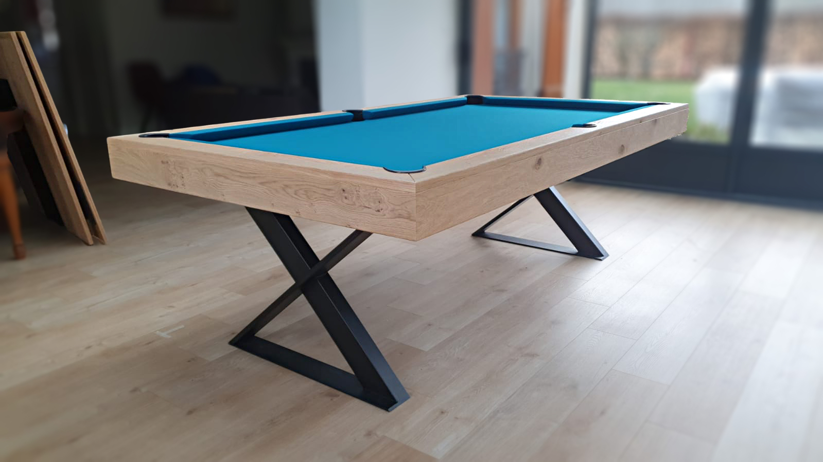 Billard transformable en table de style industriel CROSS 230 nu avec tissu bleu pétrole. Finition chêne brossé NAT2X sur piétement noir Billard transformable en table de style industriel CROSS 230 nu avec tissu bleu pétrole. Finition chêne brossé NAT2X sur piétement noir