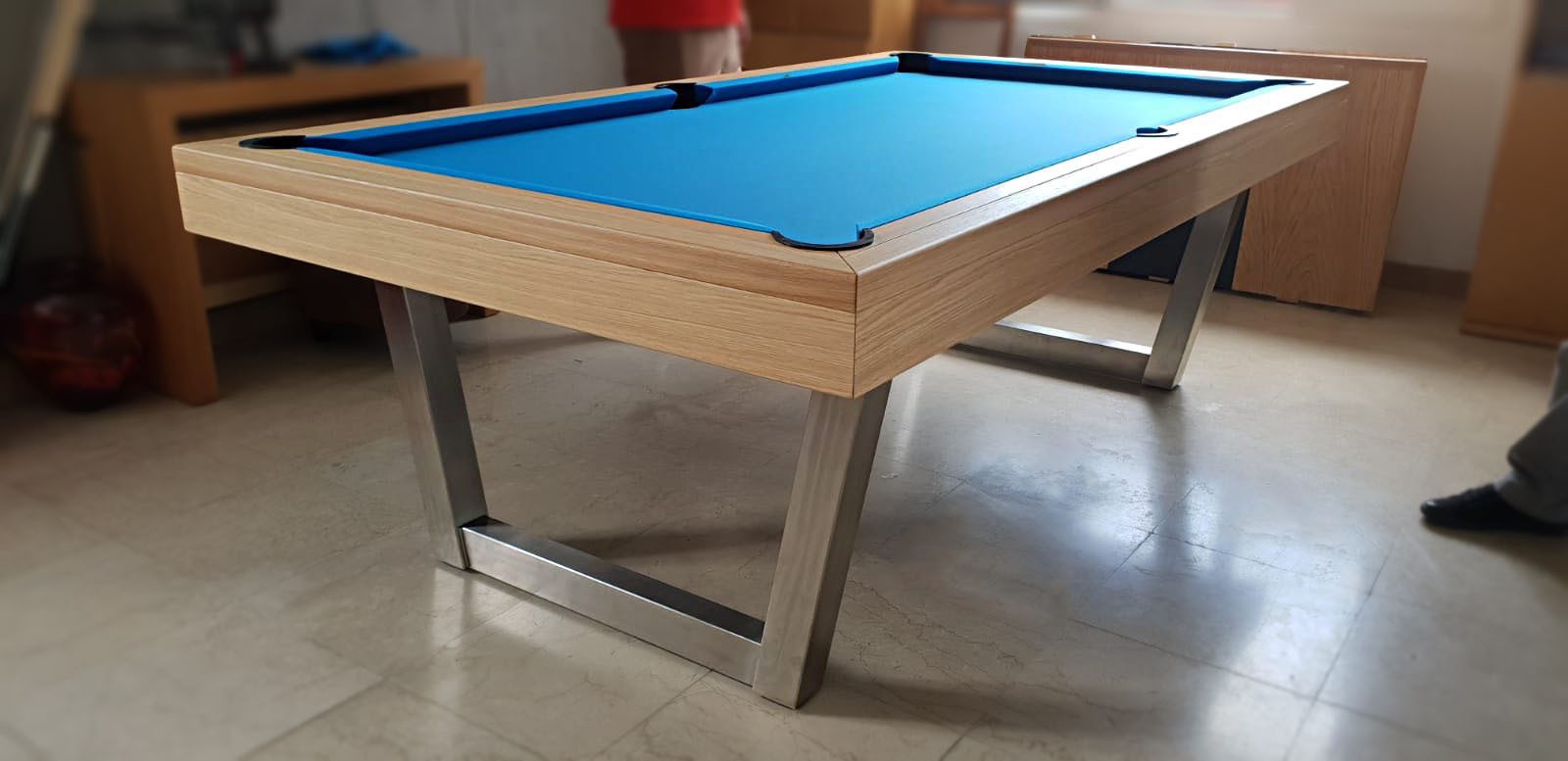 Ce modèle HARMONY-V, proposé par la marque de billard américain Eurobillards est en chêne naturel 2x monté sur des pieds inox en forme de V. À l'achat de ce billard, notre client à opté pour un tissu de jeu bleu électrique. Ce modèle de billard convertible aisément en table par la pose du plateau-table renforce le dynamisme de son interieur contemporain. Ce modèle HARMONY-V, proposé par la marque de billard américain Eurobillards est en chêne naturel 2x monté sur des pieds inox en forme de V. À l'achat de ce billard, notre client à opté pour un tissu de jeu bleu électrique. Ce modèle de billard convertible aisément en table par la pose du plateau-table renforce le dynamisme de son interieur contemporain.