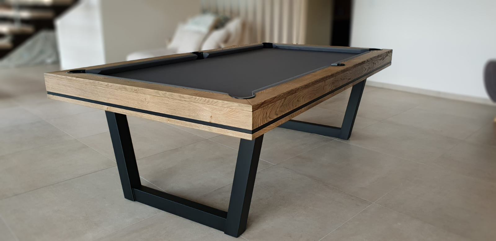 Billard américain en chêne brossé finition 1802 et liseré noir dans un style moderne avec 2 pieds en acier noir qui rappellent l'escalier bois et métal noir monté d'un tissu gris ardoise. Billard américain en chêne brossé finition 1802 et liseré noir dans un style moderne avec 2 pieds en acier noir qui rappellent l'escalier bois et métal noir monté d'un tissu gris ardoise.