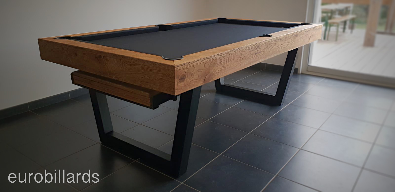 billard américain au tissu noir avec sa nacelle escamotable pour ranger les 3 éléments du plateau LB pendant les parties de jeu billard américain au tissu noir avec sa nacelle escamotable pour ranger les 3 éléments du plateau LB pendant les parties de jeu