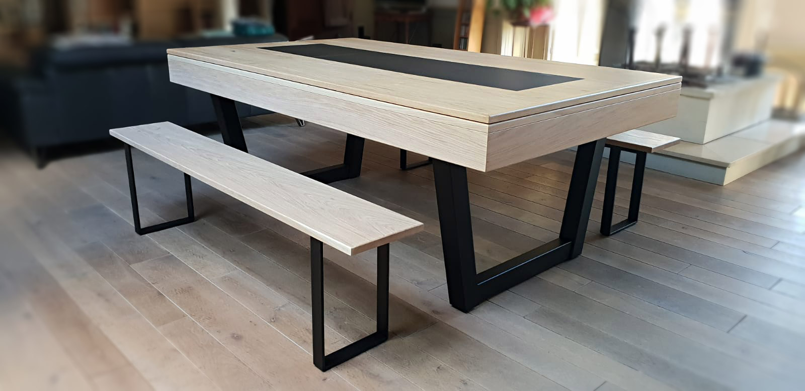 Faire beaucoup avec peu quand on possède déjà tant d'atouts comme ce HARMONY-V : ce billard convertible en table de la marque de billard française Eurobillards est présenté ici dans une finition chêne blanchi avec pieds en acier noirs. Le plateau est en chêne blanchi décoré d'un centre noir et les bancs Fabrik assortis sont de couleur chêne blanchi aux pieds métallique noirs également. Acheter ce billard dans cette cofiguration est un choix sympathique fait par notre client pour améliorer l'occupation de la surface au sol sans devoir tout caser dans le coin. Bon point, merci. Faire beaucoup avec peu quand on possède déjà tant d'atouts comme ce HARMONY-V : ce billard convertible en table de la marque de billard française Eurobillards est présenté ici dans une finition chêne blanchi avec pieds en acier noirs. Le plateau est en chêne blanchi décoré d'un centre noir et les bancs Fabrik assortis sont de couleur chêne blanchi aux pieds métallique noirs également. Acheter ce billard dans cette cofiguration est un choix sympathique fait par notre client pour améliorer l'occupation de la surface au sol sans devoir tout caser dans le coin. Bon point, merci.