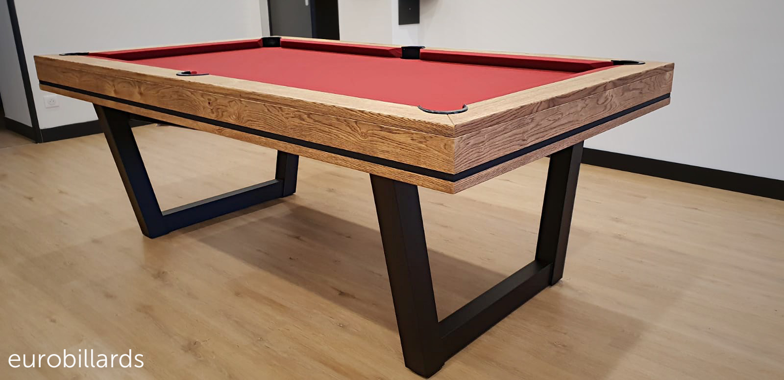 qutre vue sur le billard Harmony-V avec jeu américain tissu bordeaux en finition chêne brossé huilé avec liseré et piétement métallique de couleur nano noir qutre vue sur le billard Harmony-V avec jeu américain tissu bordeaux en finition chêne brossé huilé avec liseré et piétement métallique de couleur nano noir