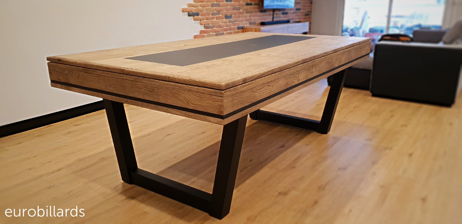 table convertible en billard Harmonie-V de la marque Eurobillards, en finition chêne brossé huilé avec déco centrale et liseré nano noir porté par 2 pieds en matal noir table convertible en billard Harmonie-V de la marque Eurobillards, en finition chêne brossé huilé avec déco centrale et liseré nano noir porté par 2 pieds en matal noir