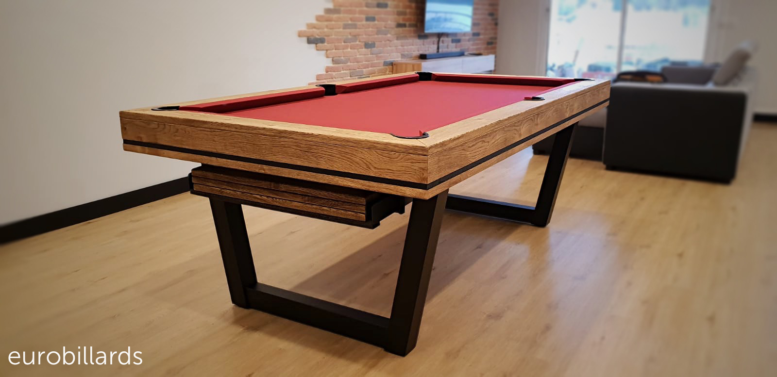 Billard américain, modèle Hamony-V de la marque Eurobillards, avec sa nacelle escamotable range plateau visible entre l'un des 2 pieds en métal noir de style industriel Billard américain, modèle Hamony-V de la marque Eurobillards, avec sa nacelle escamotable range plateau visible entre l'un des 2 pieds en métal noir de style industriel