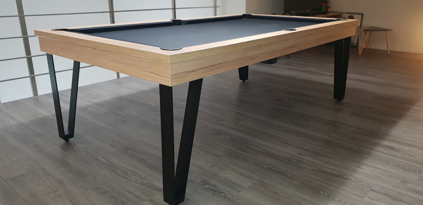 billard léger transformable en table à manger de style industriel en bois avec large pied en épingle noir