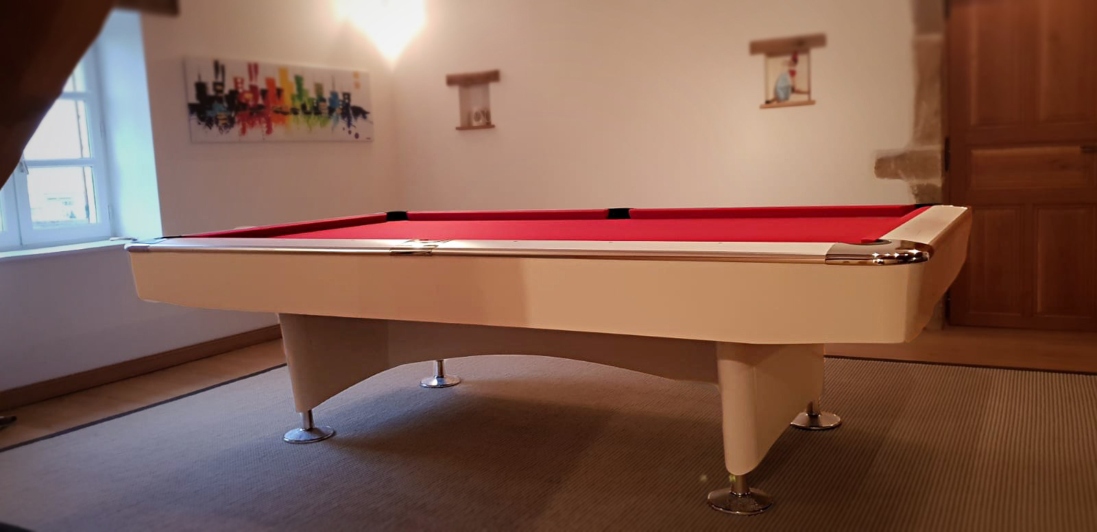 Billard Memphis blanc laqué avec tissu rouge dans sa salle de jeu chez le client eurobillards Billard Memphis blanc laqué avec tissu rouge dans sa salle de jeu chez le client eurobillards