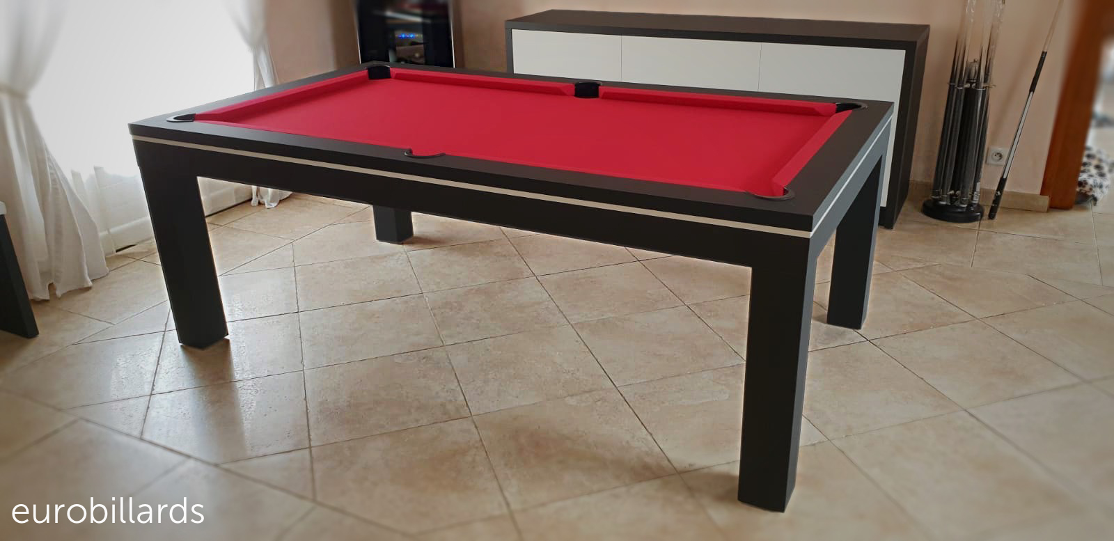 Novea blanc brillant sur carrelage blanc brillant avec plateau table en chêne veiné doré accordé au mobilier en bois du salon avec cuisine ouverte. Saisissez l'occasion de voir chez ce client un billard table à manger pas cher et rentable vus l'espace et la double utilité gagnés. Novea blanc brillant sur carrelage blanc brillant avec plateau table en chêne veiné doré accordé au mobilier en bois du salon avec cuisine ouverte. Saisissez l'occasion de voir chez ce client un billard table à manger pas cher et rentable vus l'espace et la double utilité gagnés.