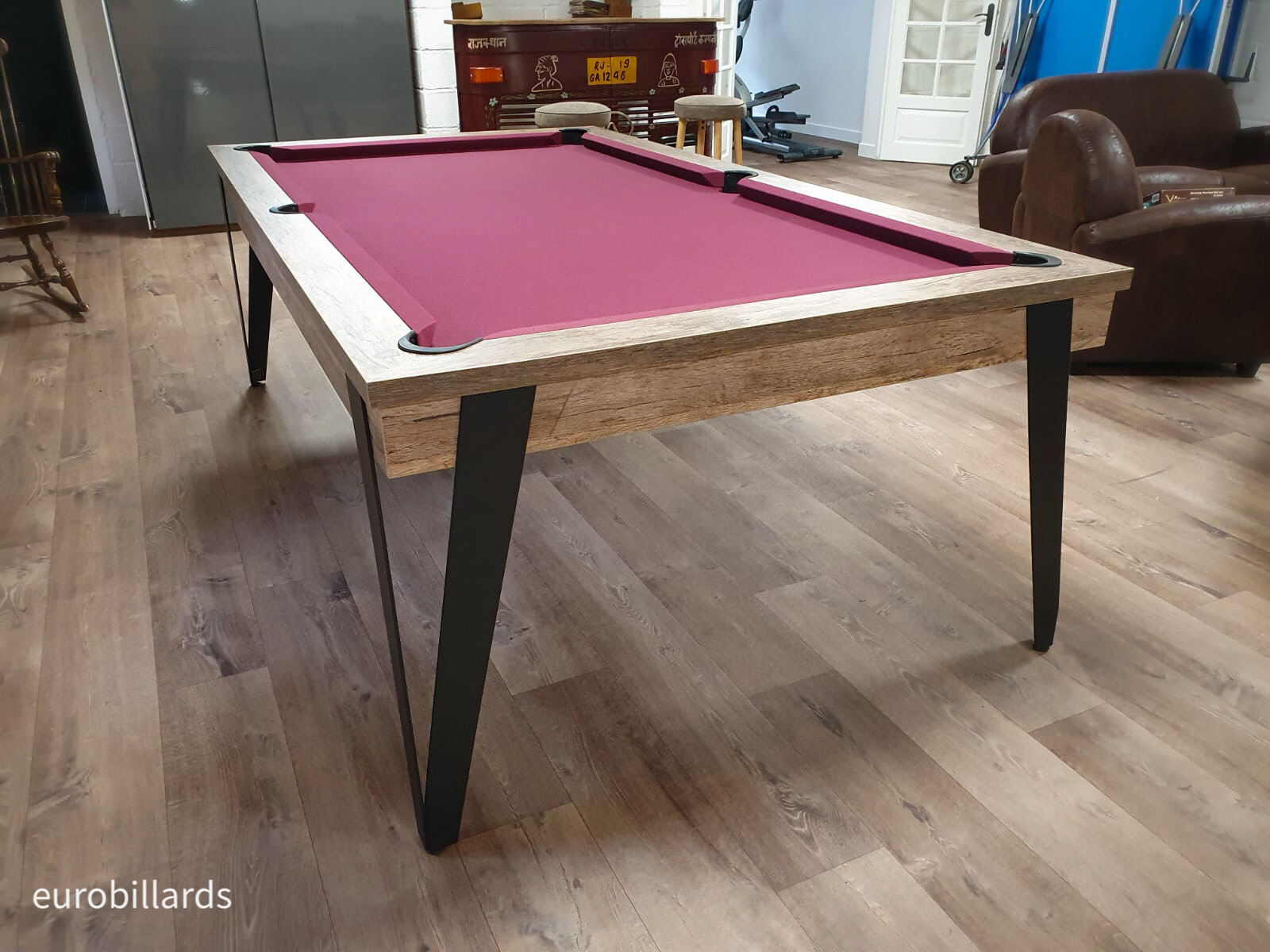 billard PURE jeu américain finition chêne vintage rappel à la fois le parquet de la pièce et le métal du bar