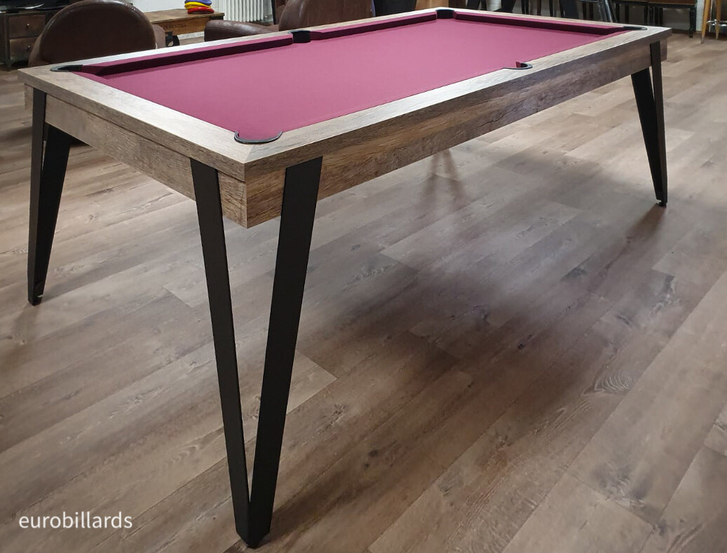 Billard américain modèle Pure finition chêne vintage avec pieds métaliques noirs et tapis de jeu bordeaux assorti au parquet avec raffinement