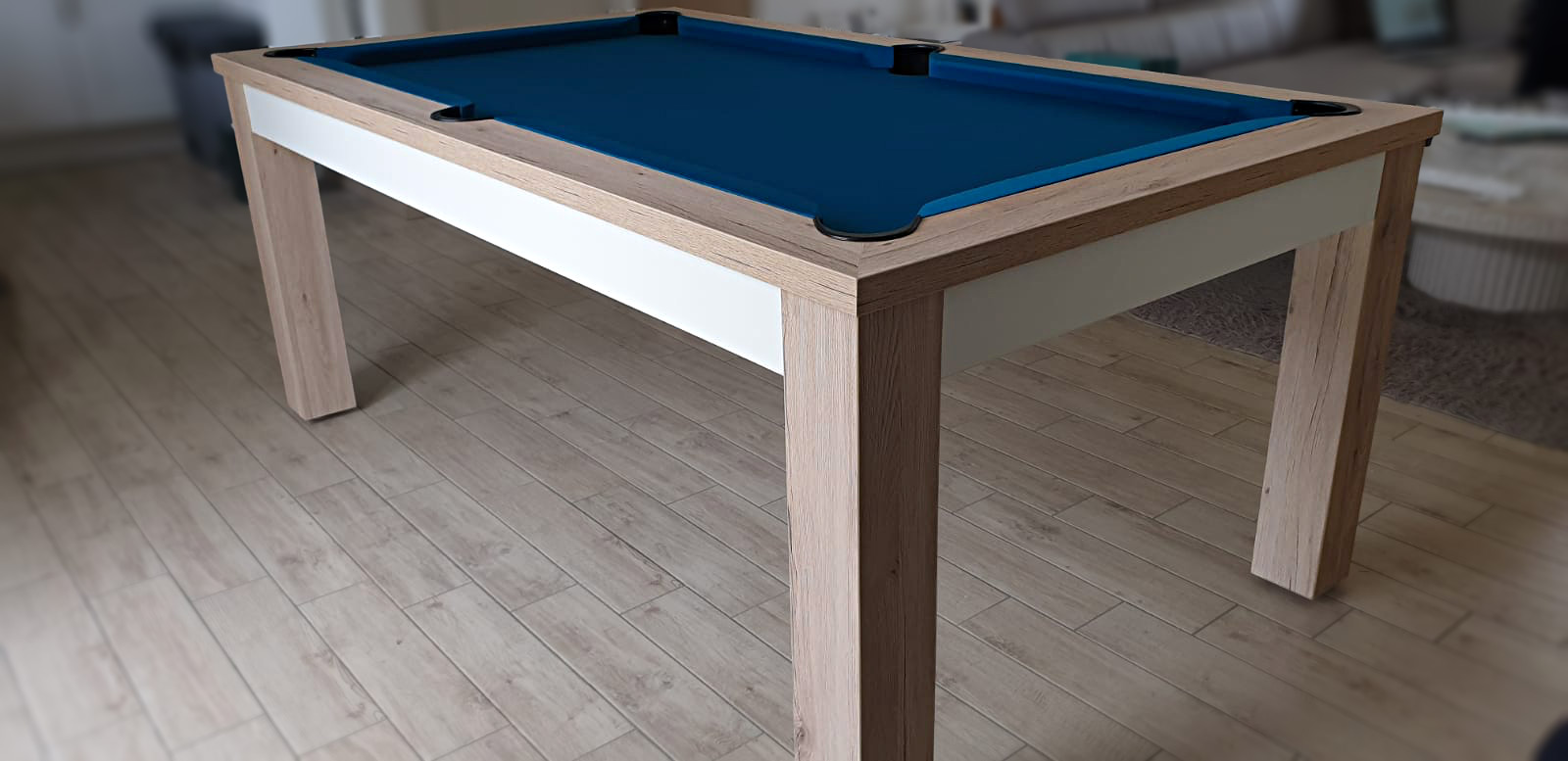 table moderne transformable en billard Trendy finition chêne éclairci veiné et piétement noir sur carrelage en grès cérame