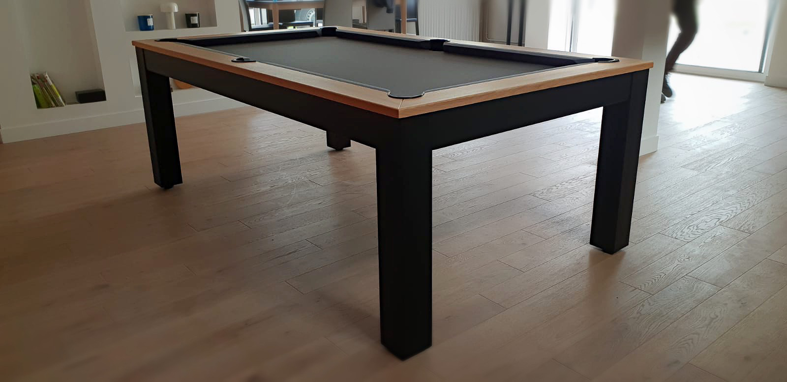 Robuste table de billard américain de forme parralélépidède avec tissu gris ardoise posé sur un cadre fin en chêne naturel x2 monté sur piètement métallique noir Robuste table de billard américain de forme parralélépidède avec tissu gris ardoise posé sur un cadre fin en chêne naturel x2 monté sur piètement métallique noir