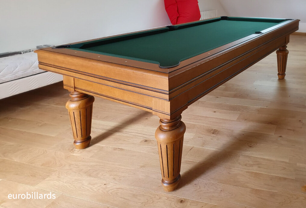Installé dans la chambre d'amis sous les combles aménagés qui remplacent l'ancien grenier, le billard est prêt à jouer en billard américain ou en billard français à l'aide du système mixte