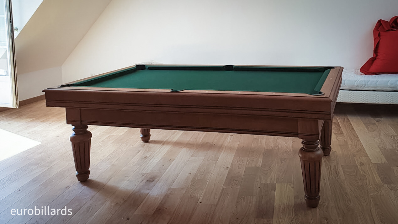 Le billard de style ancien Tradition LS en finition chêne 602 sous un tapis de jeu vert épicéa, évoque les salle de billard d'antan, monté sur cette photo dans l'ancien grenier lumineux rénové en chambre d'ami. Le billard de style ancien Tradition LS en finition chêne 602 sous un tapis de jeu vert épicéa, évoque les salle de billard d'antan, monté sur cette photo dans l'ancien grenier lumineux rénové en chambre d'ami.
