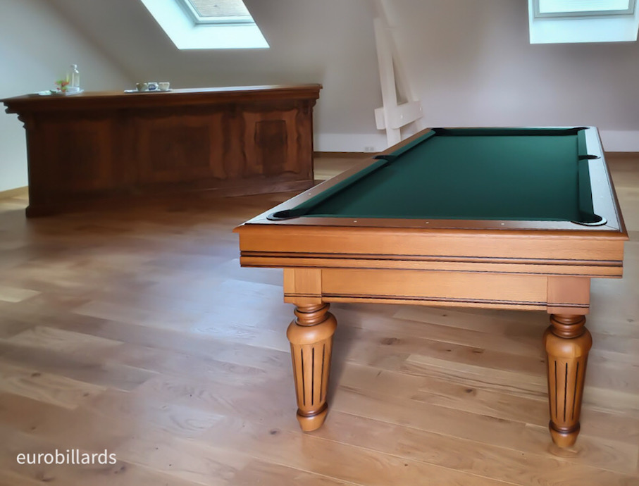 Pour nettoyer votre tapis de billard, prenez exemple sur ce modèle de style ancien TRADITION LS magnifique dans sa salle de jeu sous les toits
