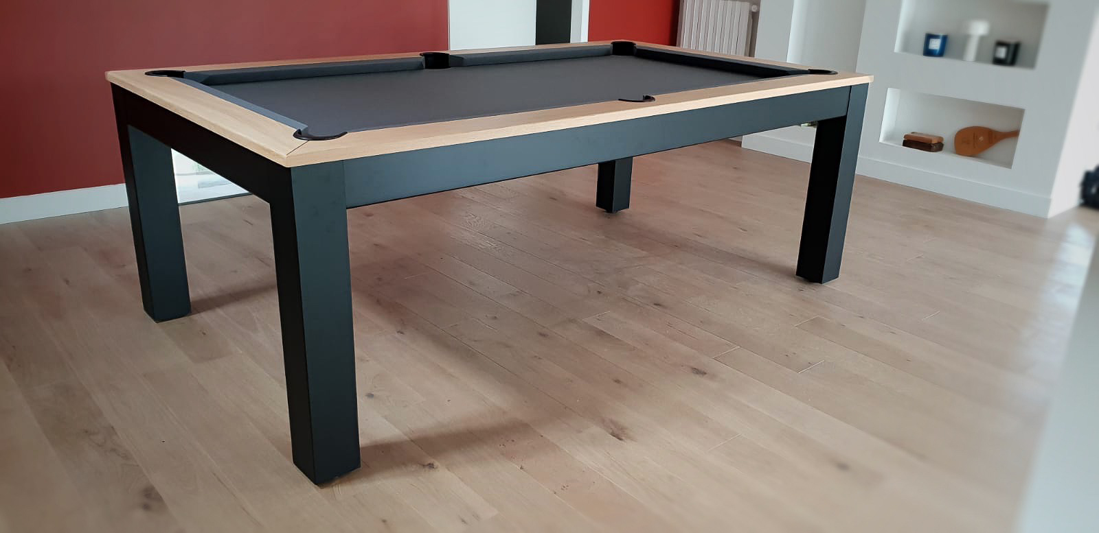 billard Tendance de la marque de billard Eurobillards finition chêne naturel x2 sur pieds noirs et tissu gris ardoise dans une ∏ èce au mur rouge en arrière plan billard Tendance de la marque de billard Eurobillards finition chêne naturel x2 sur pieds noirs et tissu gris ardoise dans une ∏ èce au mur rouge en arrière plan