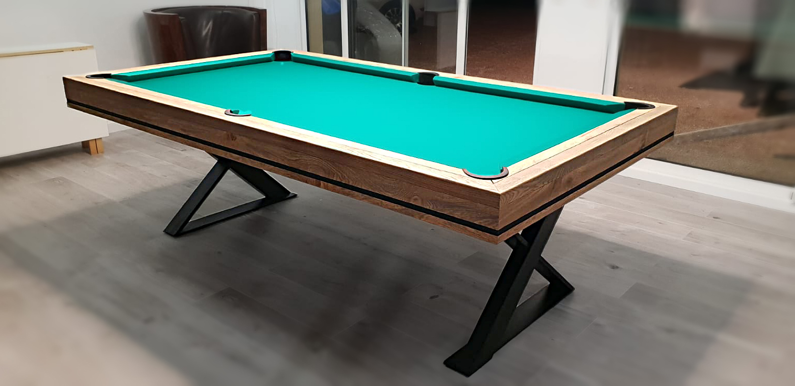 Table convertible en billard américain mixte français au design industriel finition chêne brossé nat x2 sur piètement métallique noir en fome de X. Le tissu vert jaune renforce l'image sérieuse de ce billard équipé du système mixte XB. Table convertible en billard américain mixte français au design industriel finition chêne brossé nat x2 sur piètement métallique noir en fome de X. Le tissu vert jaune renforce l'image sérieuse de ce billard équipé du système mixte XB.