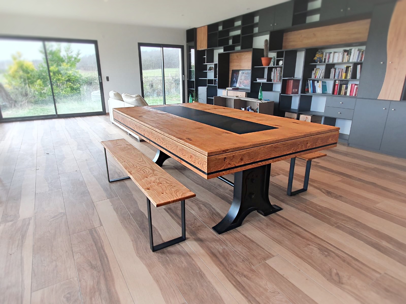 Table transformable en billard ATELIER finition chêne brossé huilé avec décoration centrale noir et fin liseré en rappel du piétement métallique de style industriel. Avec deux bancs FABRIK assortis de la marque de billard françqise Eurobillards également.