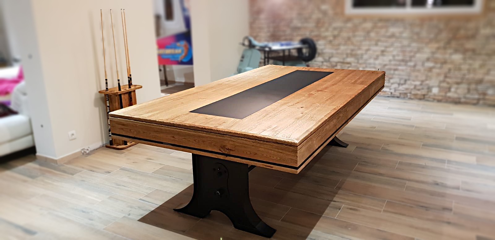 Table en finition chêne brossé huilé avec décoration centrale et liseré noir sur piétement métallique noir robuste de style industriel.